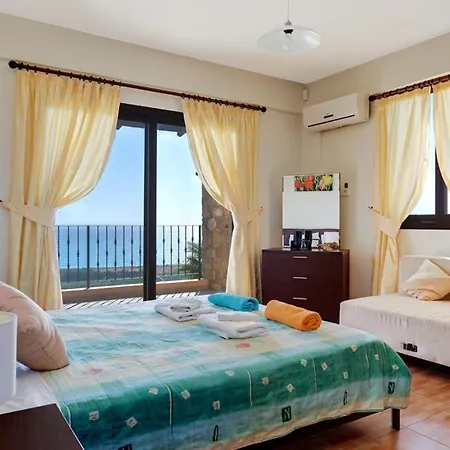 In Sleeps 9 Includes Swimming Pool Air Con And Wifi 9 *
