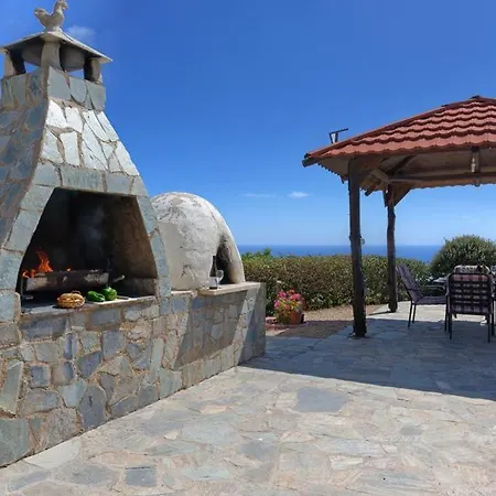 In Sleeps 9 Includes Swimming Pool Air Con And Wifi 9 Kissonerga